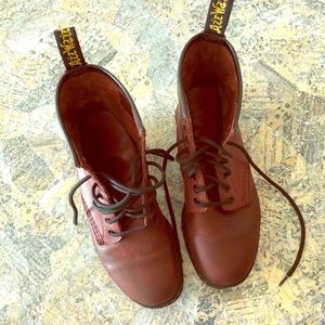 Doc Martens Women’s Newton size 6 Burgandy